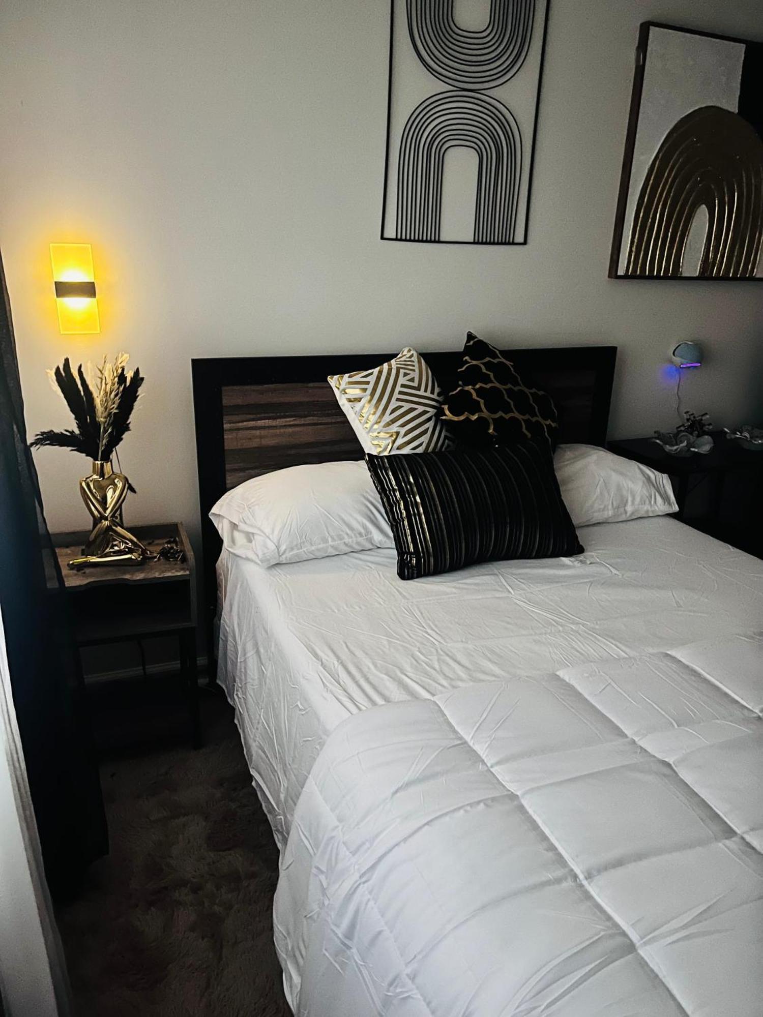 Stylish Cozy Quiet Family Retreat And Romantic Getaway Sleeps Up To 7 With Fast Wifi, Free Parking, Work Station, Alexa Enabled, Fenced In Backyard For Pets Grill Party Patio, Porch, Beach, Canal, Stadium,Boardwalk Restaurants, And Much More! 大西洋城 外观 照片
