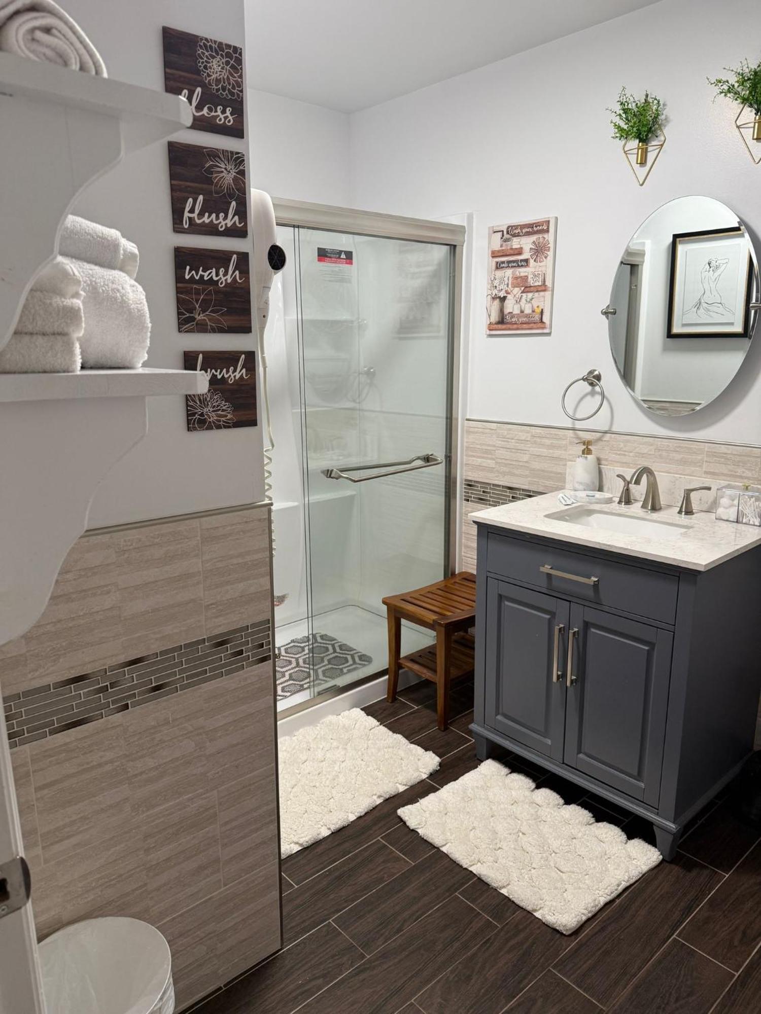 Stylish Cozy Quiet Family Retreat And Romantic Getaway Sleeps Up To 7 With Fast Wifi, Free Parking, Work Station, Alexa Enabled, Fenced In Backyard For Pets Grill Party Patio, Porch, Beach, Canal, Stadium,Boardwalk Restaurants, And Much More! 大西洋城 外观 照片